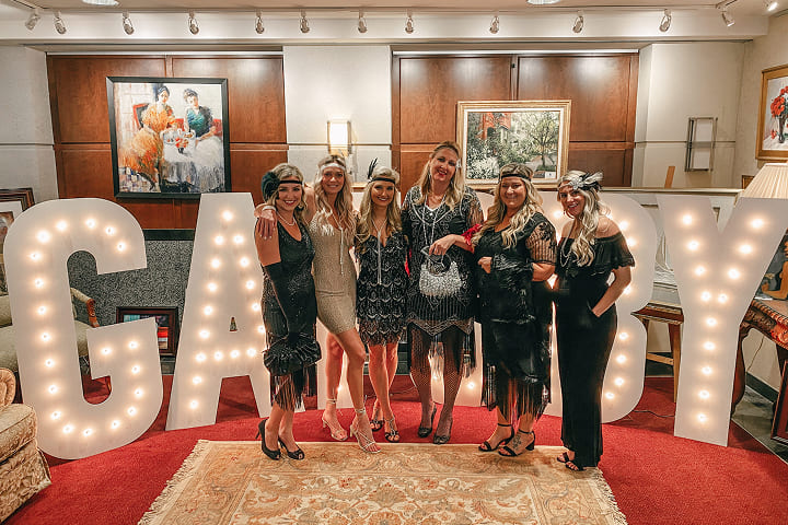 Impreza w stylu Gatsby'ego z dekoracjami i światłami – Exclusive Party Experience